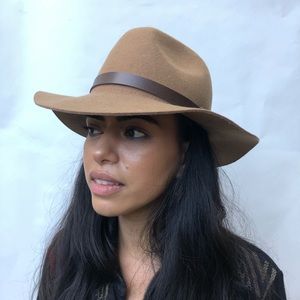 Women’s brimmed hat